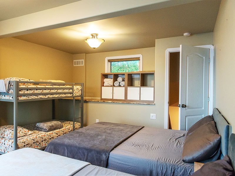 ✔ Spavaća soba br. 3: dva bračna kreveta (1,6x2), mali krevet na kat, trijem okrenut prema jezeru 
