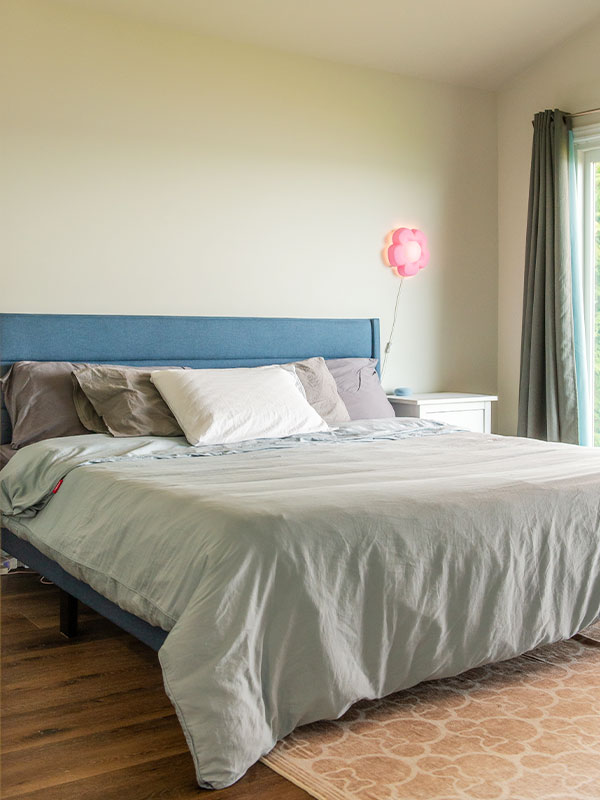  Spavaća soba br. 1: bračni krevet s jastucima, posteljinom i plahtama, pun 
                         Kupaonica, veliki ormar, klizna vrata s pogledom na jezero