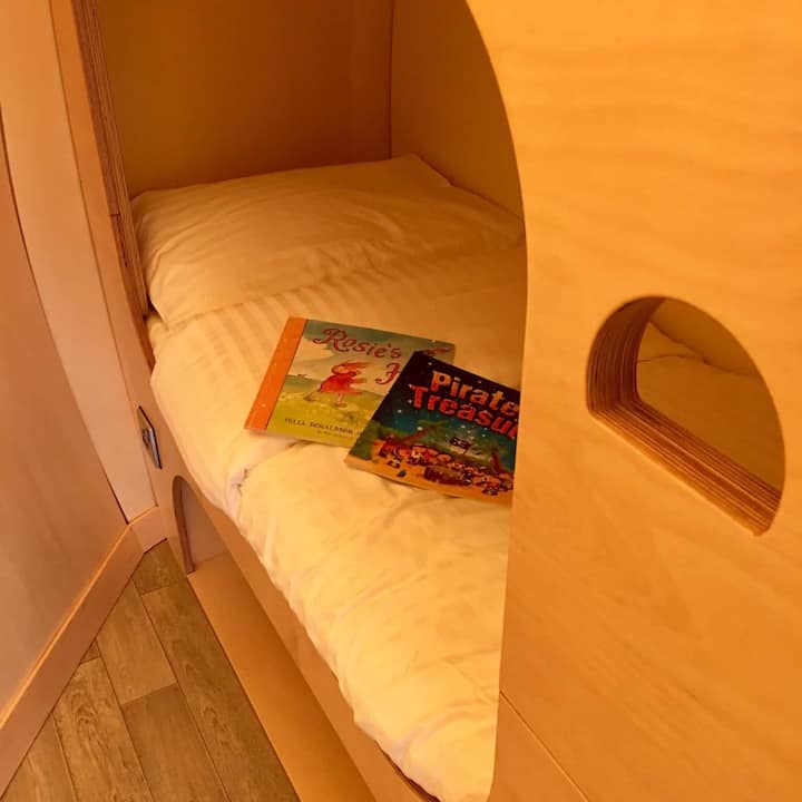 吊舱后方的双层房，可供两名儿童或小型成人舒适地睡在独特形状的集成双层床上。  上下铺有一扇推拉门，将主起居室/睡眠区隔开。  有一个储藏区。