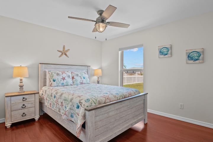 Chumba cha kulala cha pili kiko nyuma ya nyumba, kikitoa mwonekano mzuri wa mfereji wa ufukweni.