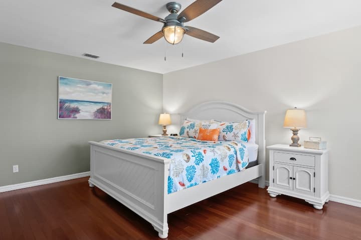 Chumba cha kulala cha msingi kina kitanda cha kifalme chenye godoro la starehe, roshani mbili zilizo na taa na saa ya king 'ora iliyo na bandari za USB.