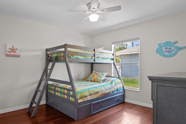 Chumba cha kulala cha tatu ni kizuri kwa watoto wako. Vitanda vya ghorofa vina kitanda cha ukubwa kamili chini na kitanda pacha juu. Chumba hicho kina saa ya king 'ora iliyo na bandari za USB, kabati kubwa la kujipambia na kabati la nguo.