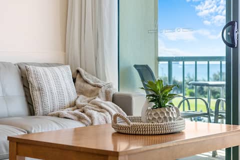 Successful Airbnb property: BeachView: beachfront ocean view oasis Alex Heads in Alexandra Headland