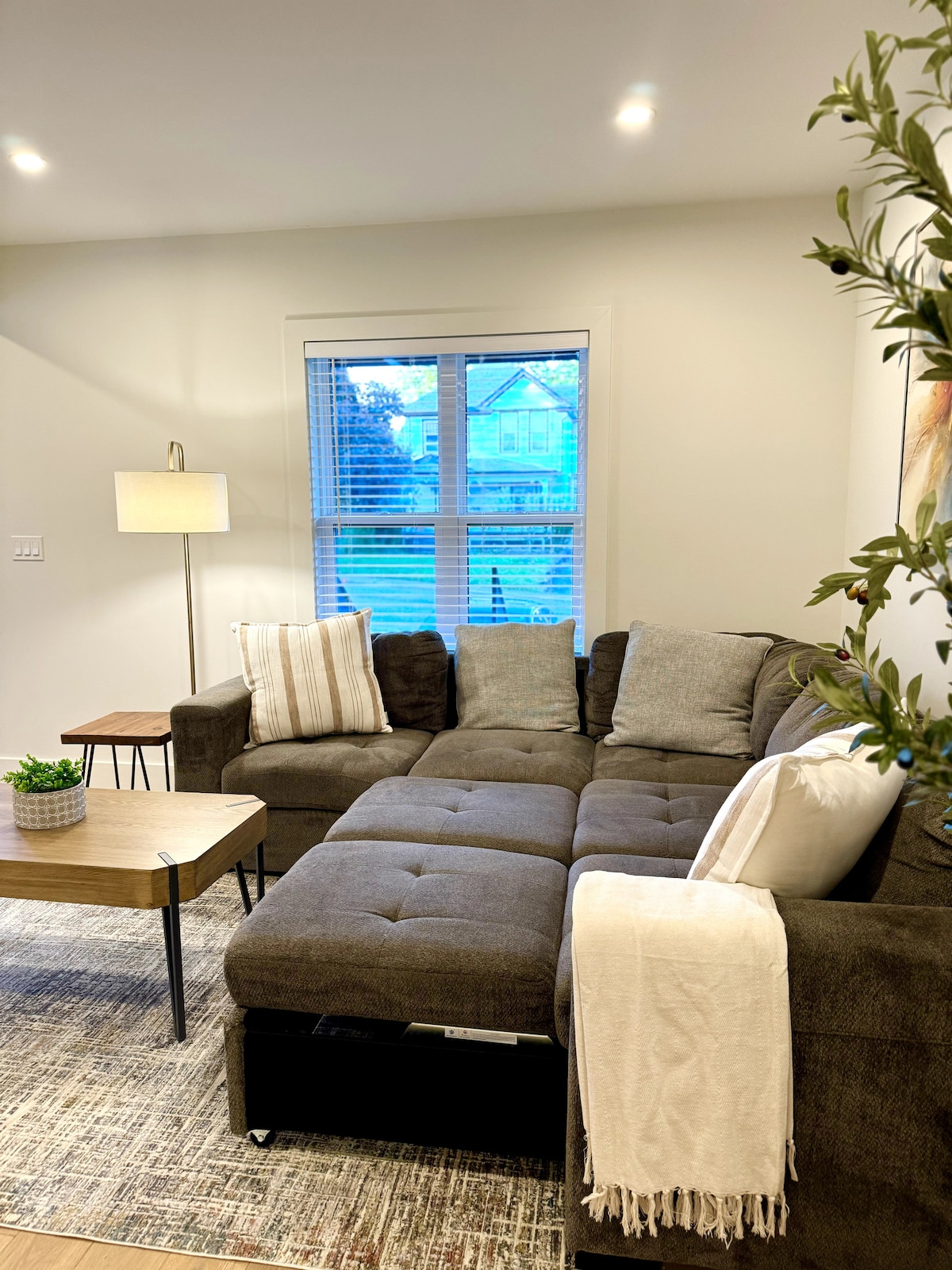 Notre salon confortable dispose d'un canapé convertible polyvalent qui s'étend pour créer un espace de couchage supplémentaire. Il est également parfait pour se prélasser confortablement tout en regardant un film.