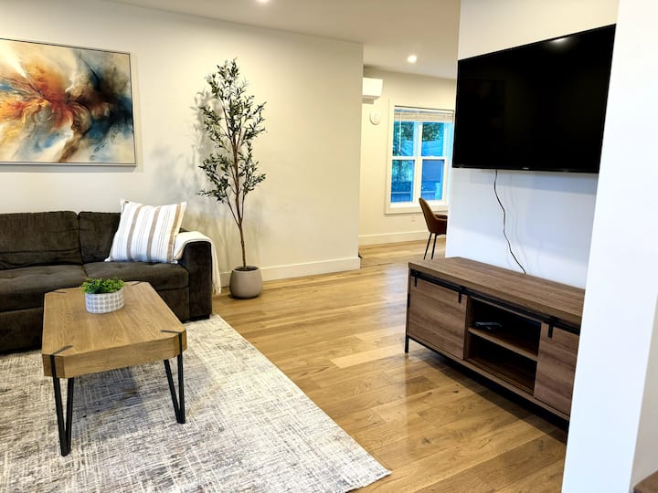 Cozy Stay Steps From Falls/clifton Hill | Parking - Niagara Falls
