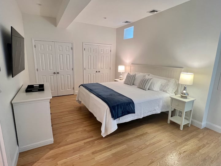 Spálňa s manželskou posteľou King a 55-palcovou inteligentnou televíziou Samsung Neo QLED 4K