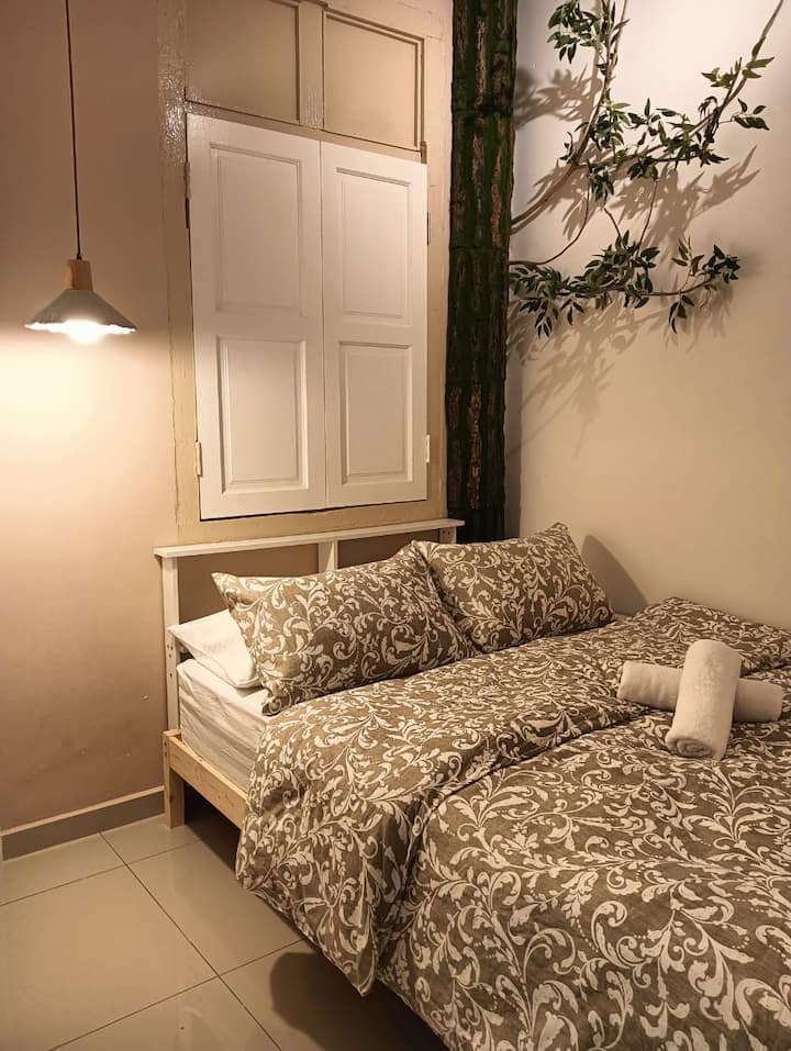 يتكون الطابق الأرضي/ الطابق السفلي من غرفة نوم مناسبة لكبار السن. 
تم تجهيز غرفة النوم هذه بسرير بحجم كوينز ومكيف هواء.