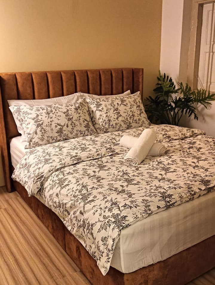 تم تجهيز غرفة النوم الثانية (في الطابق العلوي) بسرير بحجم كوين ومكيف هواء ورف شماعات ملابس.