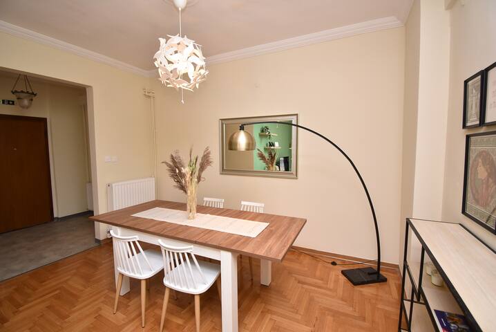 Huge ‘n’ Happy Apartment gallery image 3