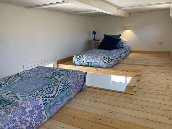 поткровје со 2 единечни кревета и 1 брачен кревет 