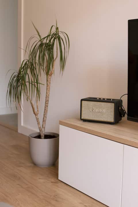Barcelona 20 minutes away in a renovated and sunny apartment