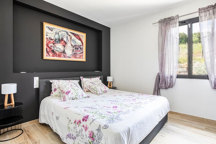 Dhoma e katërt e gjumit (Krevati 180x200) Ana e kopshtit me dollapë të mëdhenj dhe njësi të ndryshme magazinimi.