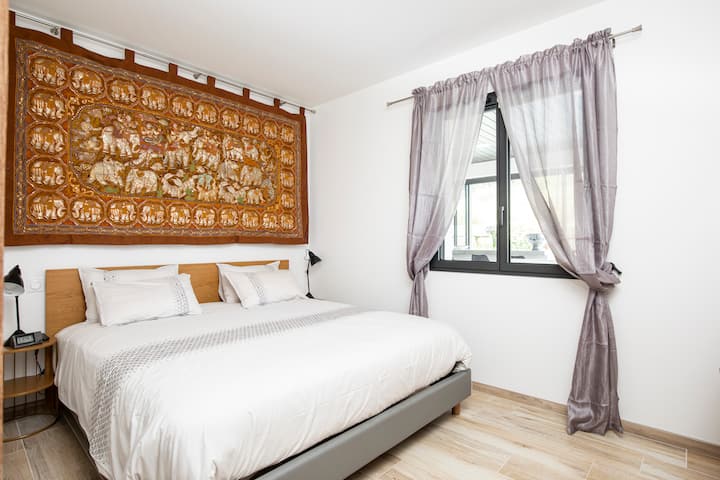 Një dhomë gjumi e tretë (krevat 180x200) me dollap, dollap i vogël me gardërobë. Pamja nga veranda e zonës Spa në anën e kopshtit.