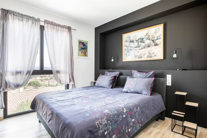 Një dhomë gjumi e dytë (180x200 krevat) me dollapë të mëdhenj dhe depo të ndryshme. Pamje panoramike e qytetit.