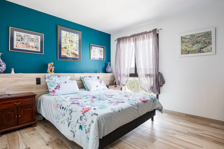 Dhomë gjumi e madhe (Krevat 180x200) në suitën kryesore. Komodinat dhe dhoma e zhveshjes ngjitur me dhomën e gjumit (mund të ndahen pa e prishur dhomën.). Komunikon me një dhomë të madhe dushi në të cilën hyrja mund të jetë private ose e përbashkët dhe e pavarur.