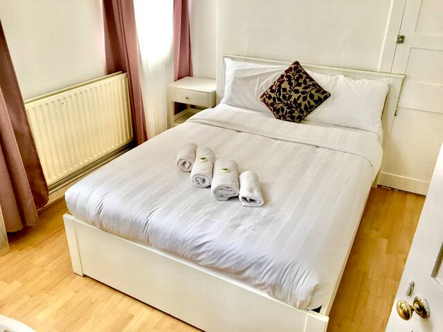 STUNNiNG – 3 Double Bedroom FLAT in Central London gallery image 5
