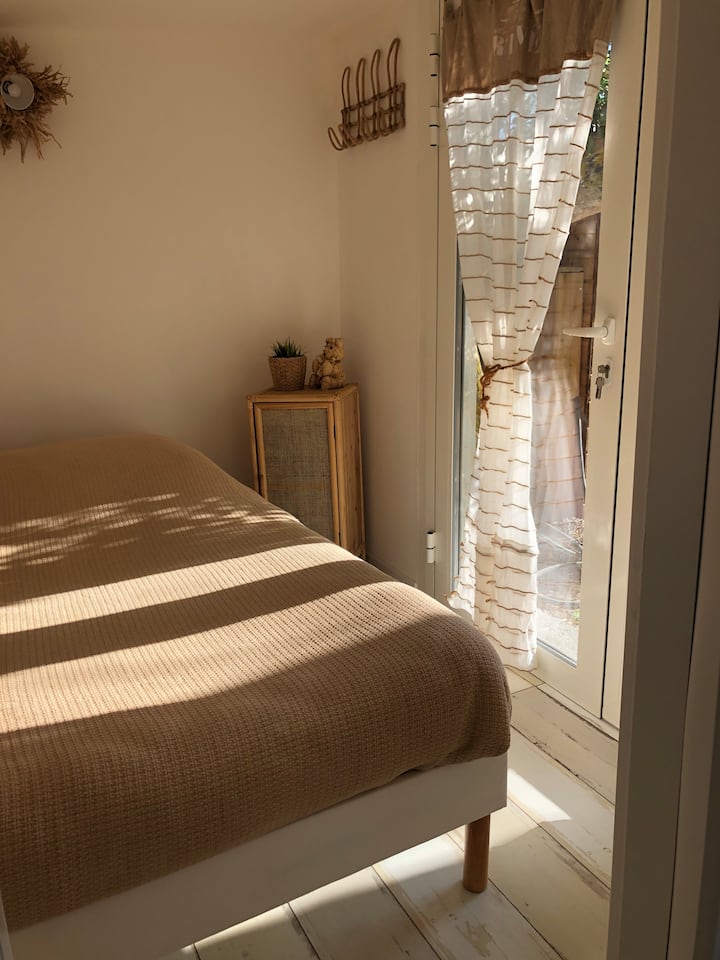 On peut accéder directement à cette première chambre de l extérieur de plein pied  par la la porte fenêtre  ou de l intérieur par l entrée côté terrasse .
Volet roulant électrique .
Kit :Drap/serviette plage et toilette/torchons:10 euros /personne