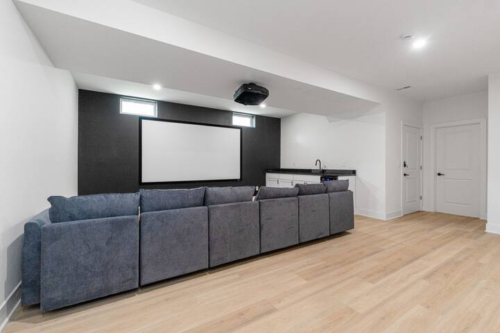 Amazing – Hot Tub, Private Garage, Tesla Charger gallery image 3