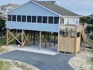 Great porch 5 min walk to beach