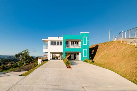 Home for 10 with Pool and Solar Panels in Caguas!
