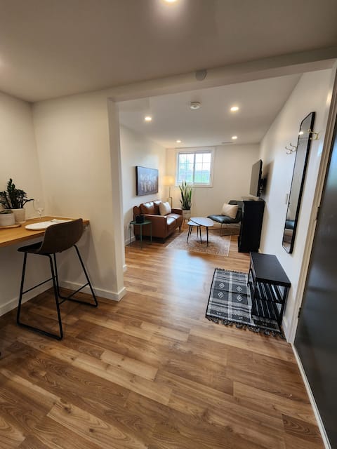 Top Airbnb: • Bright Private Suite • Pet Friendly • in Hamilton
