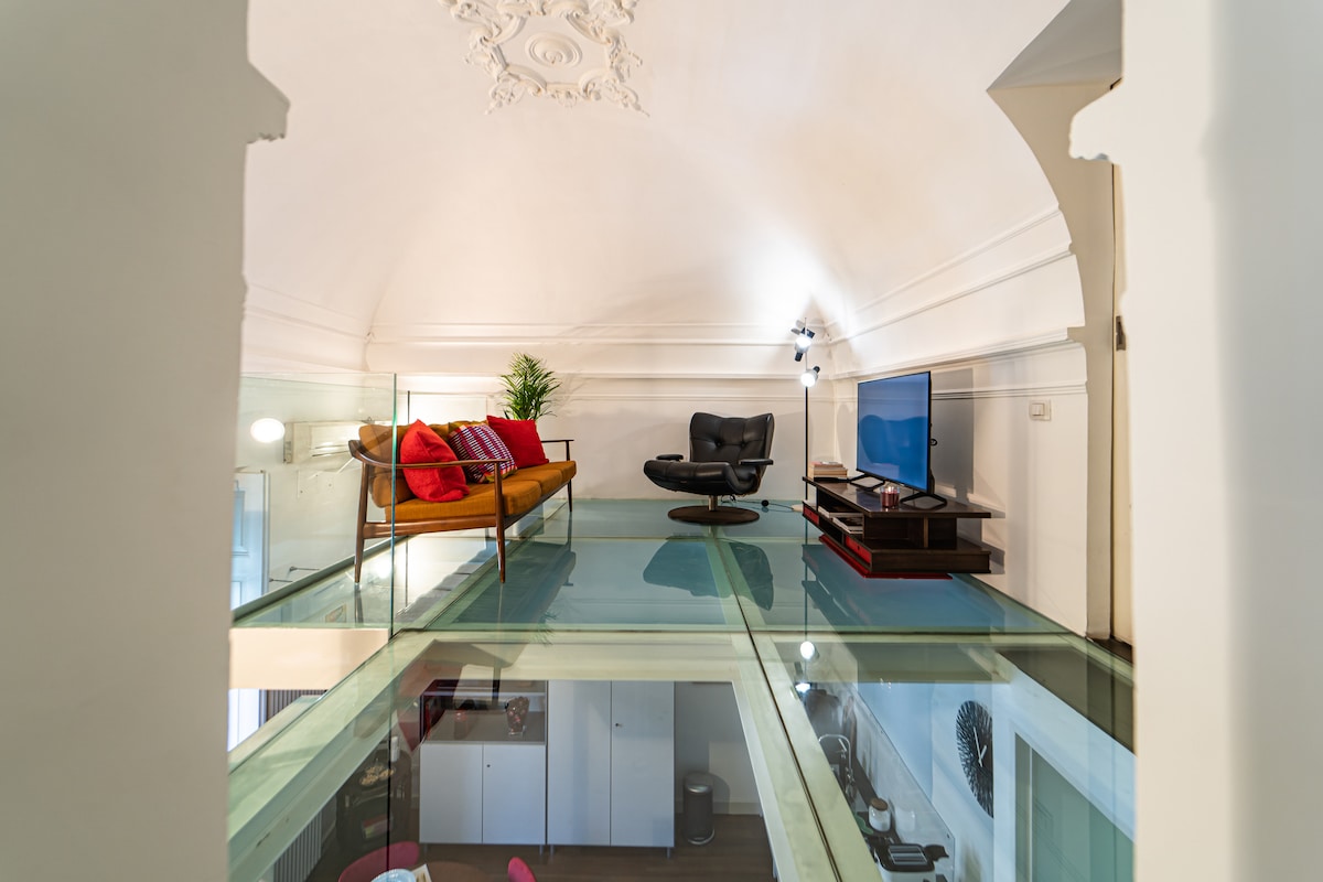  la sala de estar se  encuentra en un piso hecho completamente de vidrio. Aquí puedes relajarte mientras ves una película  en el televisor de 50pulgadas, usar los juegos de la compañía proporcionados por la propiedad, ¡o incluso leer tu libro favorito!