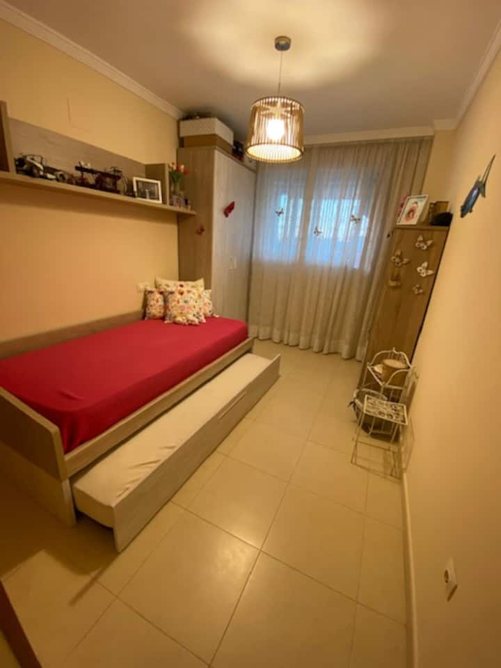 ห้องพักที่มีแสงธรรมชาติและเตียงรังพร้อมเตียงขนาด 90 ซม. 2 เตียงพร้อมที่นอนคุณภาพดีที่เพิ่งซื้อมาใหม่ตู้เสื้อผ้า 2 ตู้ตู้หนึ่งในนั้นเว้าแหว่งชั้นวางของพร้อมชั้นวางของ