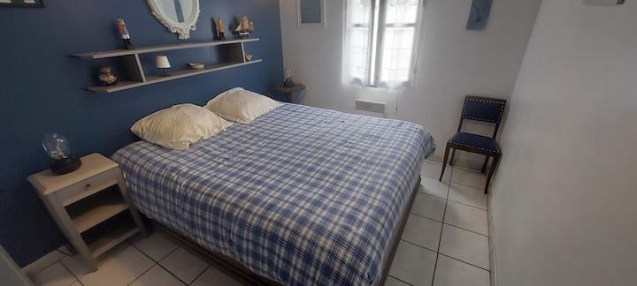 ლურჯი ოთახი 
160 დიდი ზომის საწოლი და საგარდერობო ოთახი 