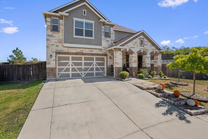 Enchanting Luxury Home Near Downtown Austin gallery image 2