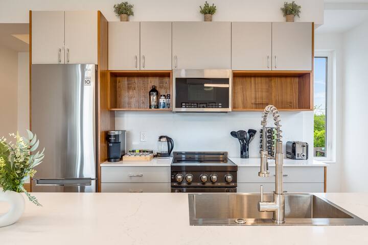 CapHill 4B4B Duplex w/roof deck Sleeps 12 gallery image 3