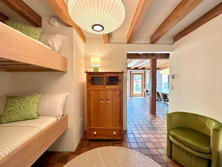 The Snug: habitación con literas (2 camas individuales) con puerta de granero.