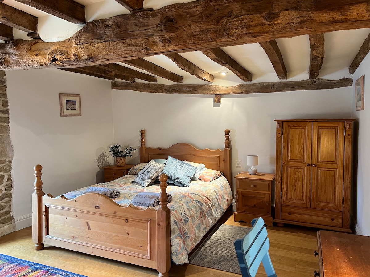 Ova spavaća soba s gredama na 1. katu bila je jedna od prvih soba koje je trebalo renovirati i zadržala je svoj izvorni šarm. Ako je potrebno, na raspolaganju vam je krevet za jednu osobu i privatna tuš-kabina. 