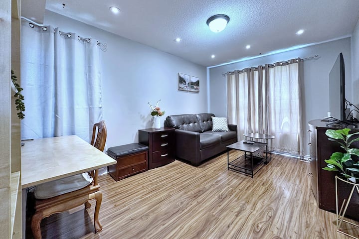 Cozy House At Barrie | King Bed | Dedicated Office - Barrie