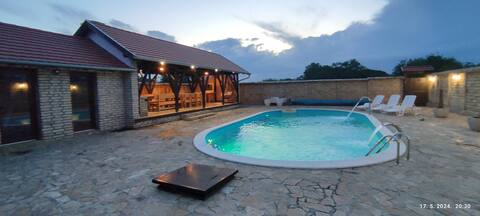 Nika's House