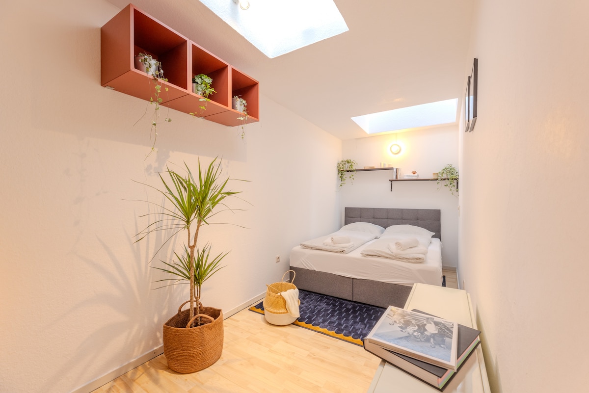 Chumba cha kulala kilicho na kitanda cha sanduku kwa watu 2, mashuka ya kitanda, seti ya taulo (kila taulo moja kubwa na ndogo kwa kila mtu), taa 2 za anga (mojawapo ikiwa na giza juu ya kitanda) na rafu za kuhifadhi.