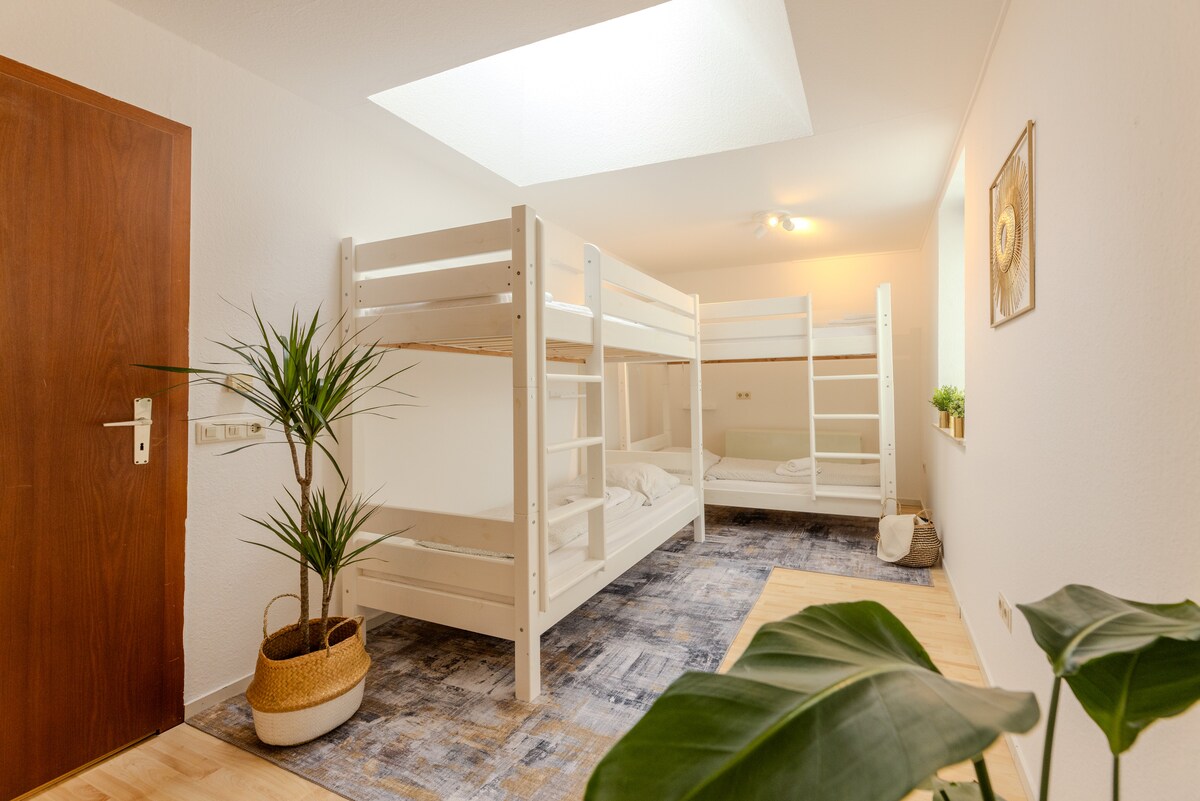 Chumba cha kulala chenye vitanda 2 vya ghorofa (hulala 2 kila kimoja), mashuka ya kitanda, seti ya taulo (taulo moja kubwa na moja ndogo kwa kila mtu), kitanda kimoja kinachovutwa ambacho kinakuwa kitanda cha watu wawili na kabati la nguo lililo wazi.