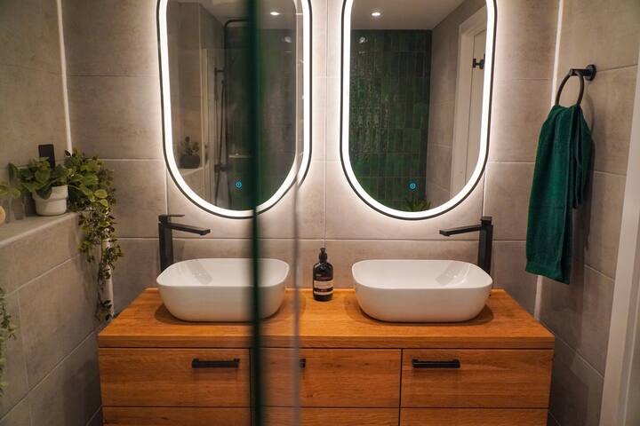 Modern Apartment in Ancoats, MCR gallery image 5