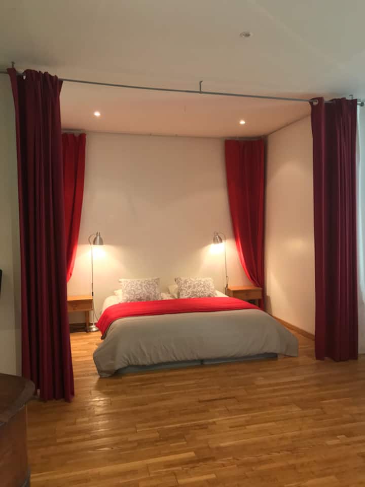 Première alcôve avec un grand lit double (180 x 190)