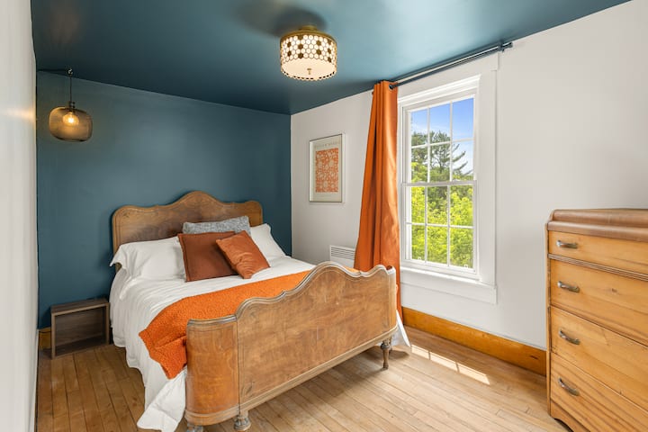2nd floor, bedroom with double bed (front-facing, mountain view)