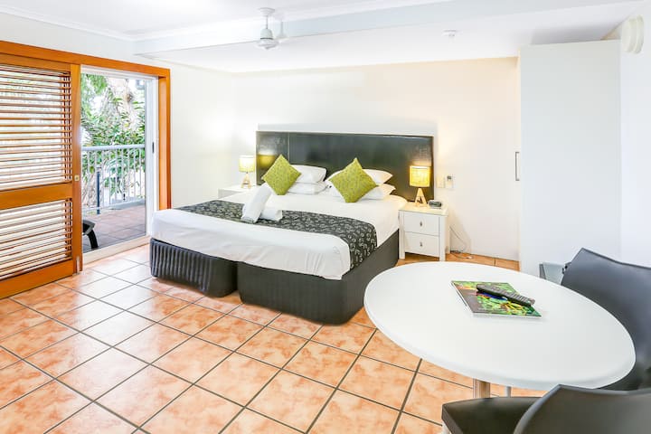 Partial Beach View Studio - Palm Cove