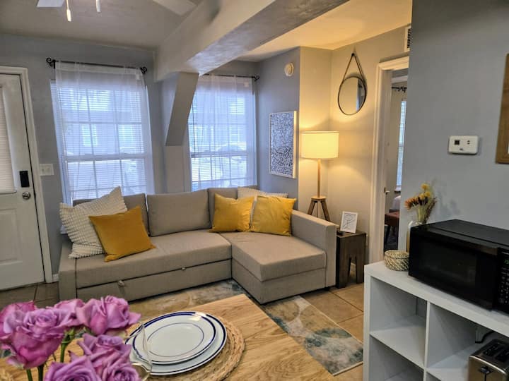 Toto bývanie sa nachádza na prvom poschodí a je orientované na ulicu, kde môžete vidieť všetky aktivity UF a zároveň sa od neho držať ďalej. 