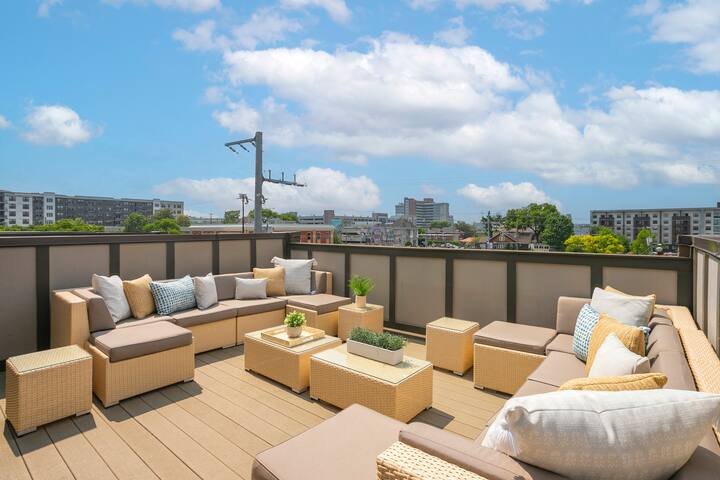 The West End House – 1 mile to Broadway/Sleeps 12! gallery image 2