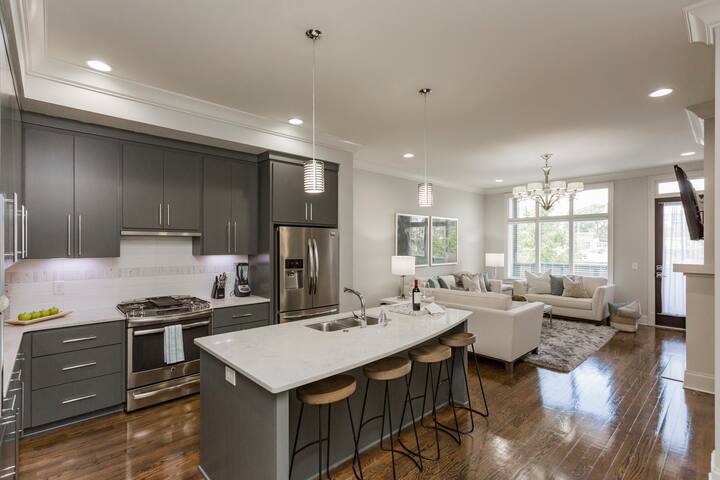 The West End House – 1 mile to Broadway/Sleeps 12! gallery image 5