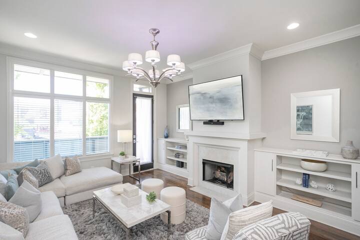 The West End House – 1 mile to Broadway/Sleeps 12! gallery image 3