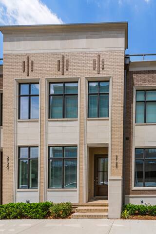 The West End House – 1 mile to Broadway/Sleeps 12! gallery image 4