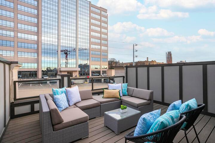 The City House – 1 mile to Broadway/Sleeps 12! gallery image 2