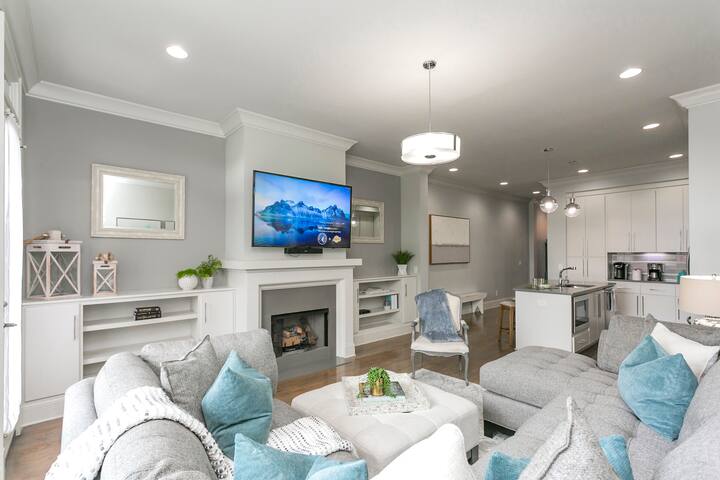 The Kings Palace – 1 mile to Broadway/Sleeps 12! gallery image 2