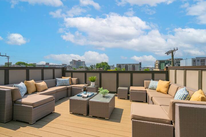 The Kings Palace – 1 mile to Broadway/Sleeps 12! gallery image 3