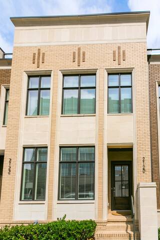 The Kings Palace – 1 mile to Broadway/Sleeps 12! gallery image 4