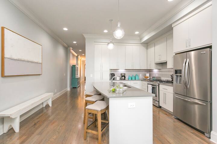 The Kings Palace – 1 mile to Broadway/Sleeps 12! gallery image 5